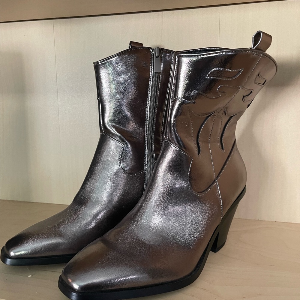 Metalic gray boot never worn